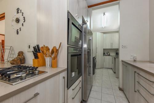 4 Bedroom - Family Home - Tennis Court - Pool - image 3