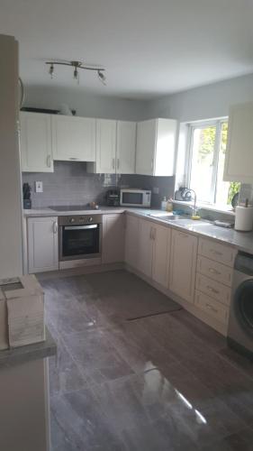 virtuve, 3 Bed Curracloe Village, Wexford in Curracloe