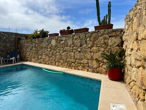 4 Bedroom Holiday Home with Private Pool – khách sạn tại Xewkija