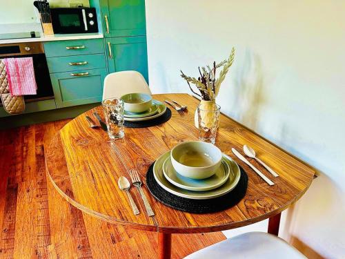 Stylish & Cosy 3 BR By AltoLuxoExperience Short Lets & Serviced Accommodation With Free Wifi & Parki in Emersons Green
