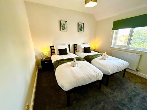 Stylish & Cosy 3 BR By AltoLuxoExperience Short Lets & Serviced Accommodation With Free Wifi & Parki in Emersons Green