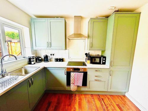 Stylish & Cosy 3 BR By AltoLuxoExperience Short Lets & Serviced Accommodation With Free Wifi & Parki in Emersons Green