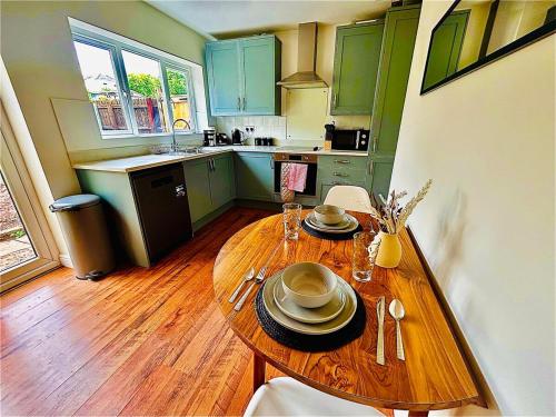 Stylish & Cosy 3 BR By AltoLuxoExperience Short Lets & Serviced Accommodation With Free Wifi & Parki in Emersons Green