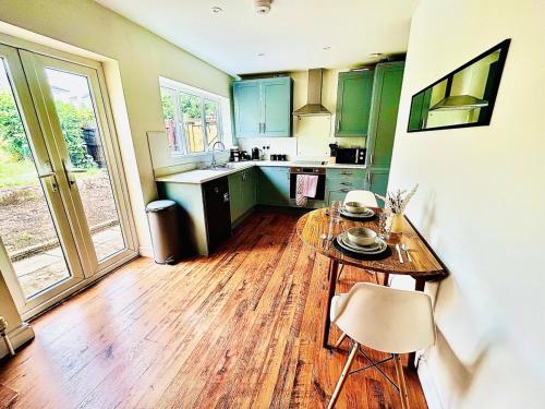 Stylish & Cosy 3 BR By AltoLuxoExperience Short Lets & Serviced Accommodation With Free Wifi & Parki in Emersons Green