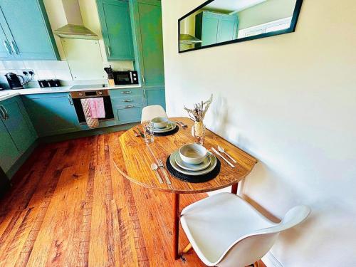 Stylish & Cosy 3 BR By AltoLuxoExperience Short Lets & Serviced Accommodation With Free Wifi & Parki in Emersons Green