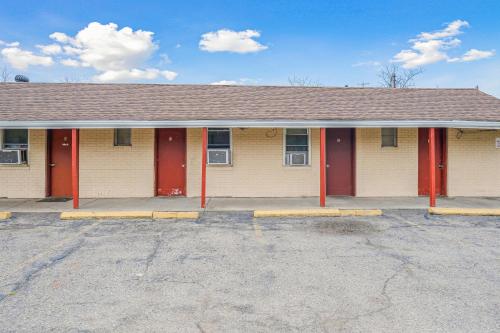 Flint Motel by OYO MI Near I-475 - image 7
