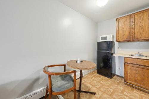 Flint Motel by OYO MI Near I-475 - main image