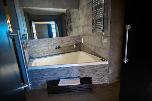 The Vincent Hotel - image 11