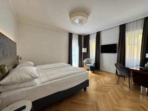 Deluxe Room - Double or Twin image 3