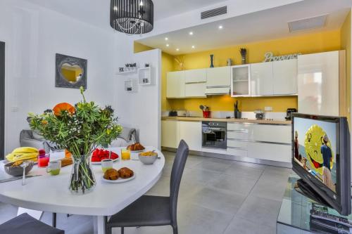 FRANCE 82 D - 2 rooms - Terrace - 1 min to the Sea, Nice (fotografie 6)
