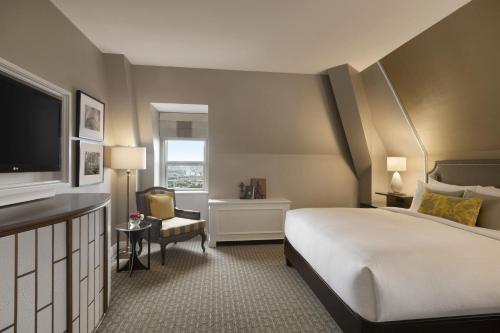 Deluxe Queen Room with City View image 6