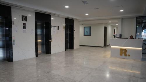 Daraqa-Modern 1BR Apartment in Peaceful Dubai Land - image 13