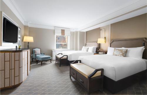 Fairmont  Double Room with Two Double Beds and Bathtub image 3