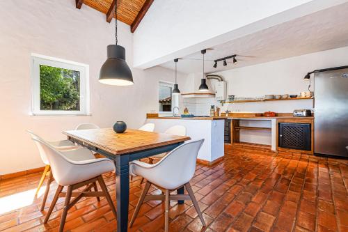 virtuve, Monte Labarito - NatureVilla mit Pool in Montes da Estrada