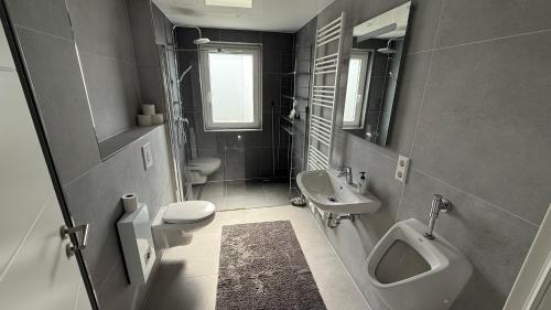 ห้องน้ำ, House in Sarstedt! contactless check-in 20P in ซาร์สเตดท์