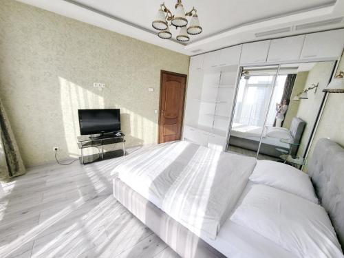 Deluxe One-Bedroom Apartment with Balcony and river view image 10