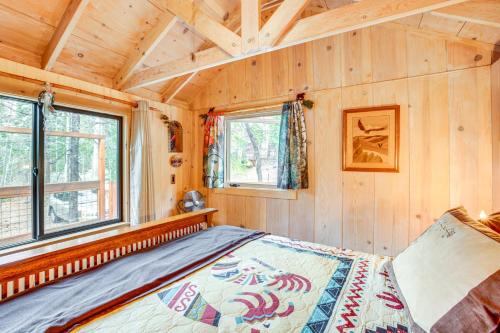 4 Mi to Lake Tahoe Cozy Cabin with Deck!