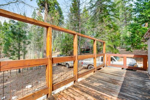 4 Mi to Lake Tahoe Cozy Cabin with Deck!