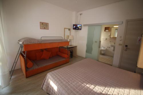 Classic Quadruple Room image 3