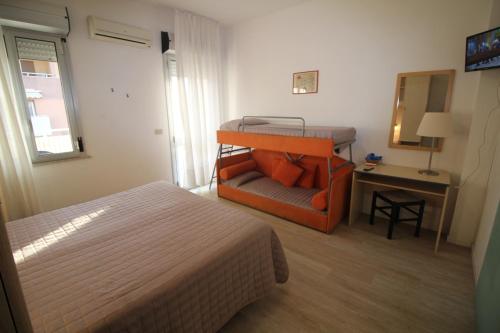 Classic Quadruple Room image 4