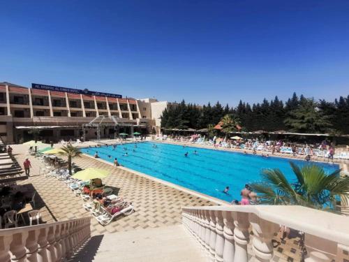 bazen, فندق الخيال الكبير in Zahle