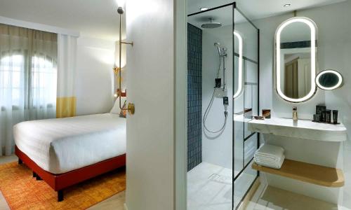 room detail thumbnail 2
