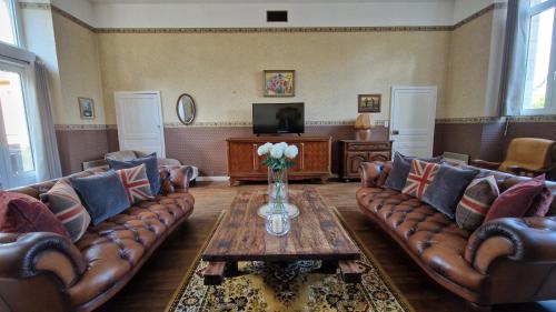 House - Sleeps 10 - Garden - Pets Ok - Games Room in Lescouet-Gouarec