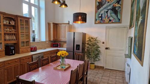 House - Sleeps 10 - Garden - Pets Ok - Games Room in Lescouet-Gouarec