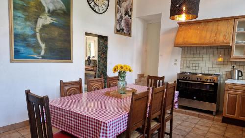 House - Sleeps 10 - Garden - Pets Ok - Games Room in Lescouet-Gouarec