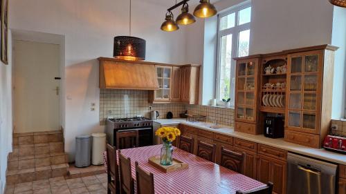 House - Sleeps 10 - Garden - Pets Ok - Games Room in Lescouet-Gouarec