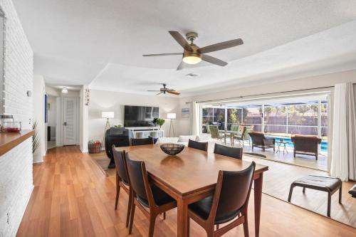 Walk to Beach Indoor-Outdoor Living w Pool in โบคา เรตัน ซิตี้เซ็นเตอร์