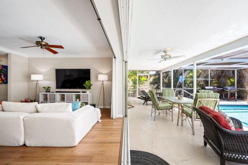 Walk to Beach Indoor-Outdoor Living w Pool in โบคา เรตัน ซิตี้เซ็นเตอร์