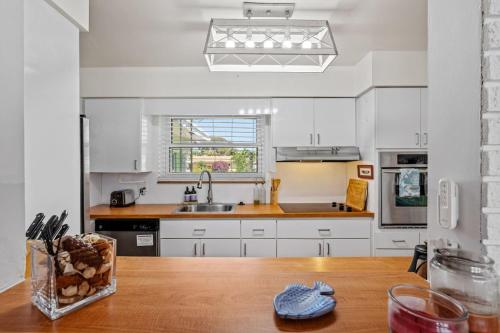 Walk to Beach Indoor-Outdoor Living w Pool in โบคา เรตัน ซิตี้เซ็นเตอร์