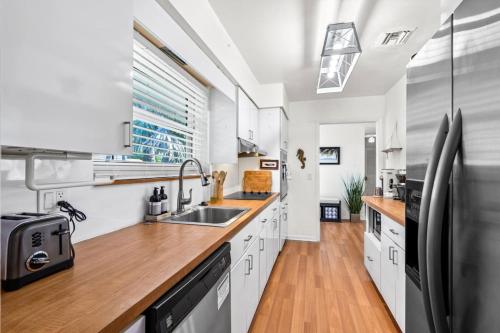 Walk to Beach Indoor-Outdoor Living w Pool in โบคา เรตัน ซิตี้เซ็นเตอร์