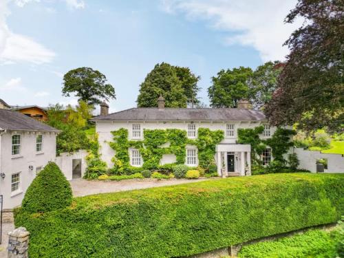 Llwynhelig House - Luxury Cowbridge Manor House with outdoor swimming pool gîte à louer St Quintins Castle