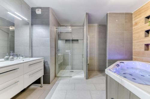 GuestReady - Chic Stay with Jacuzzi and Parking, Lyon (photo 8)