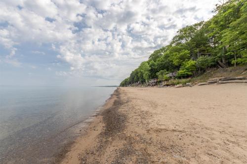 Hear the waves of Lake MI from Hot Tub - Dog Friendly - image 9