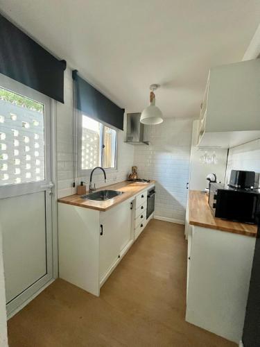 المرافق, Puerta Azul in La Barra