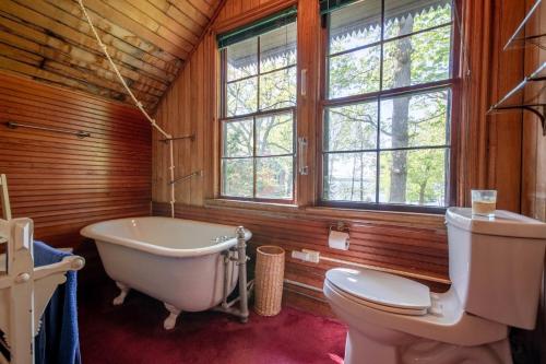 Waterfront Island Retreat on Round Island with dock