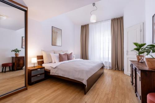 TurnKey I Old Town 5BR Loft Apartment, Прага (фото 7)