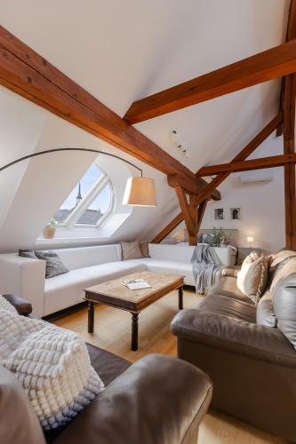 TurnKey I Old Town 5BR Loft Apartment, Прага (фото 2)