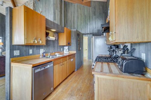 Panoramic Mountain-View Retreat with Hot Tub and Deck! in Tabernash, USA