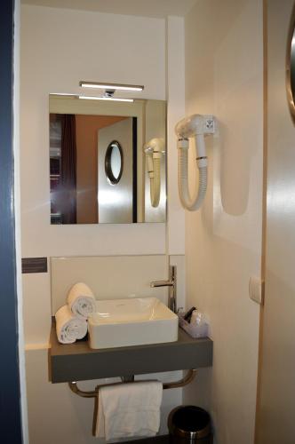 Medium Double Room Courtyard Side image 8
