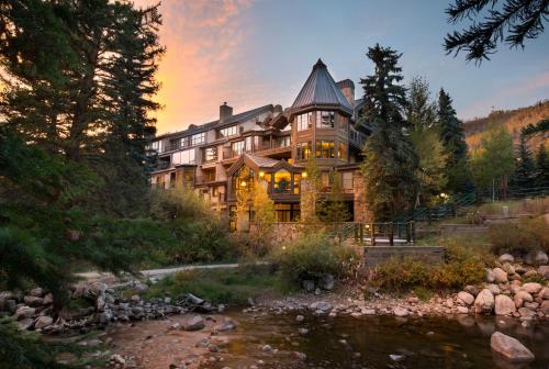 Three-Bedroom Apartment with Mountain View