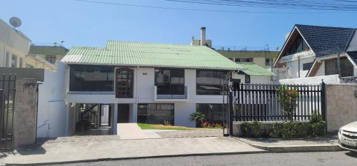 숙소 외관, Altamira Apart Suites in 루미팜바