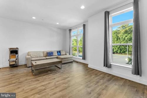 Stylish Home w Space to Relax Work Stylish Home w Space to Relax Work