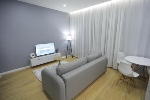 Arlis Apartments - near North and South Terminal in เมเซซ-ฟูเช