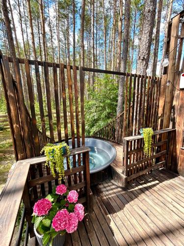 Leśny domek w stylu scandi z jacuzzi nad jeziorem Kaszuby pieski tylko do 10kg za dodatkową opłatą (Domek lubiana180 SCANDI wsrod drzew JACUZZI SAUNA KOMiNEK i TARAS na dachu jezioro Kaszuby Pieski ty) in Lubiana
