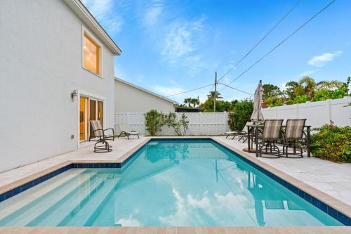 House with heated pool in Naples Park
