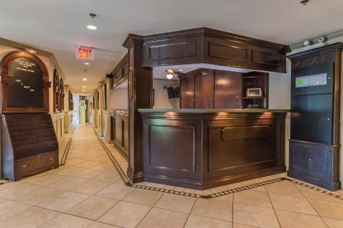 ردهة, Inn on the Lake in هاليفاكس